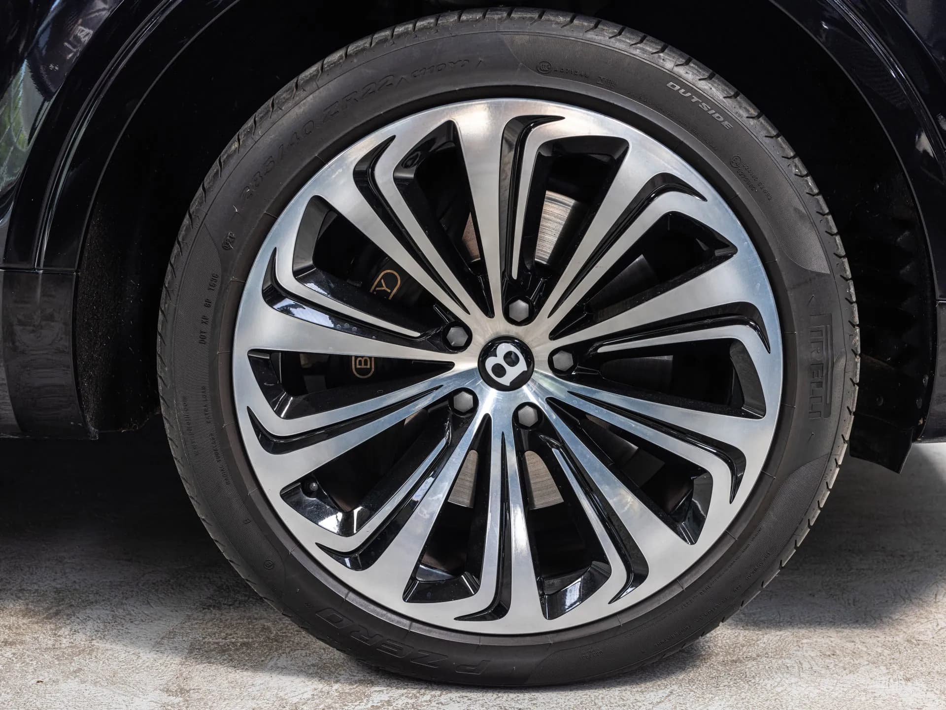 Bentley Bentayga — imaginea 40