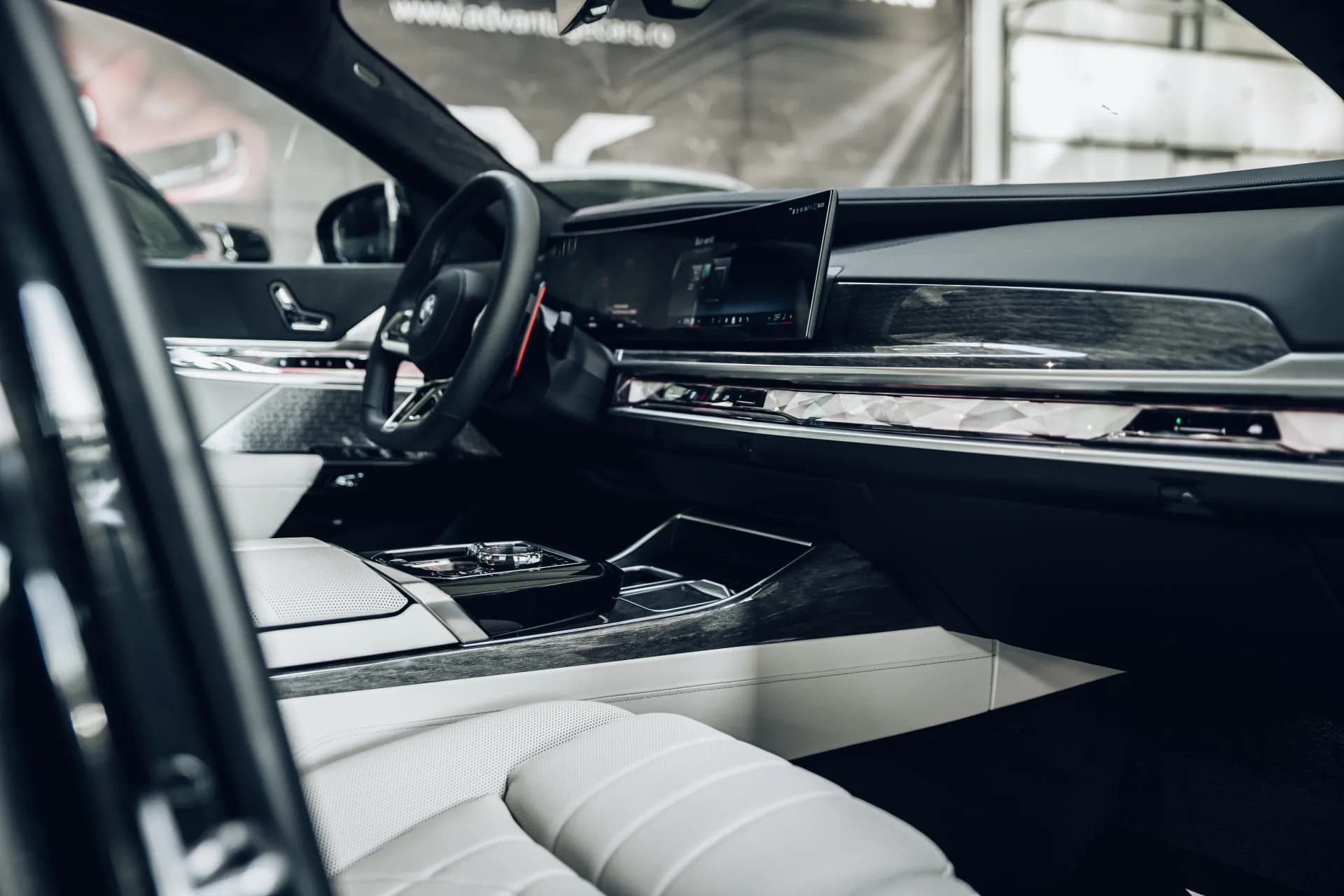 BMW M760e xDrive — imaginea 18