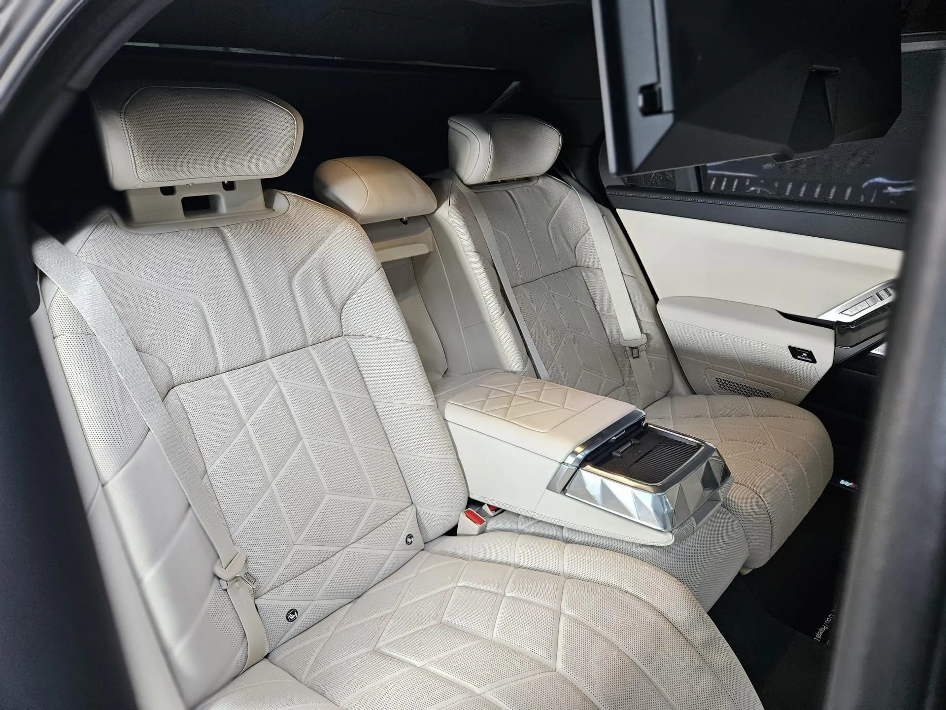 BMW M760e — imaginea 18