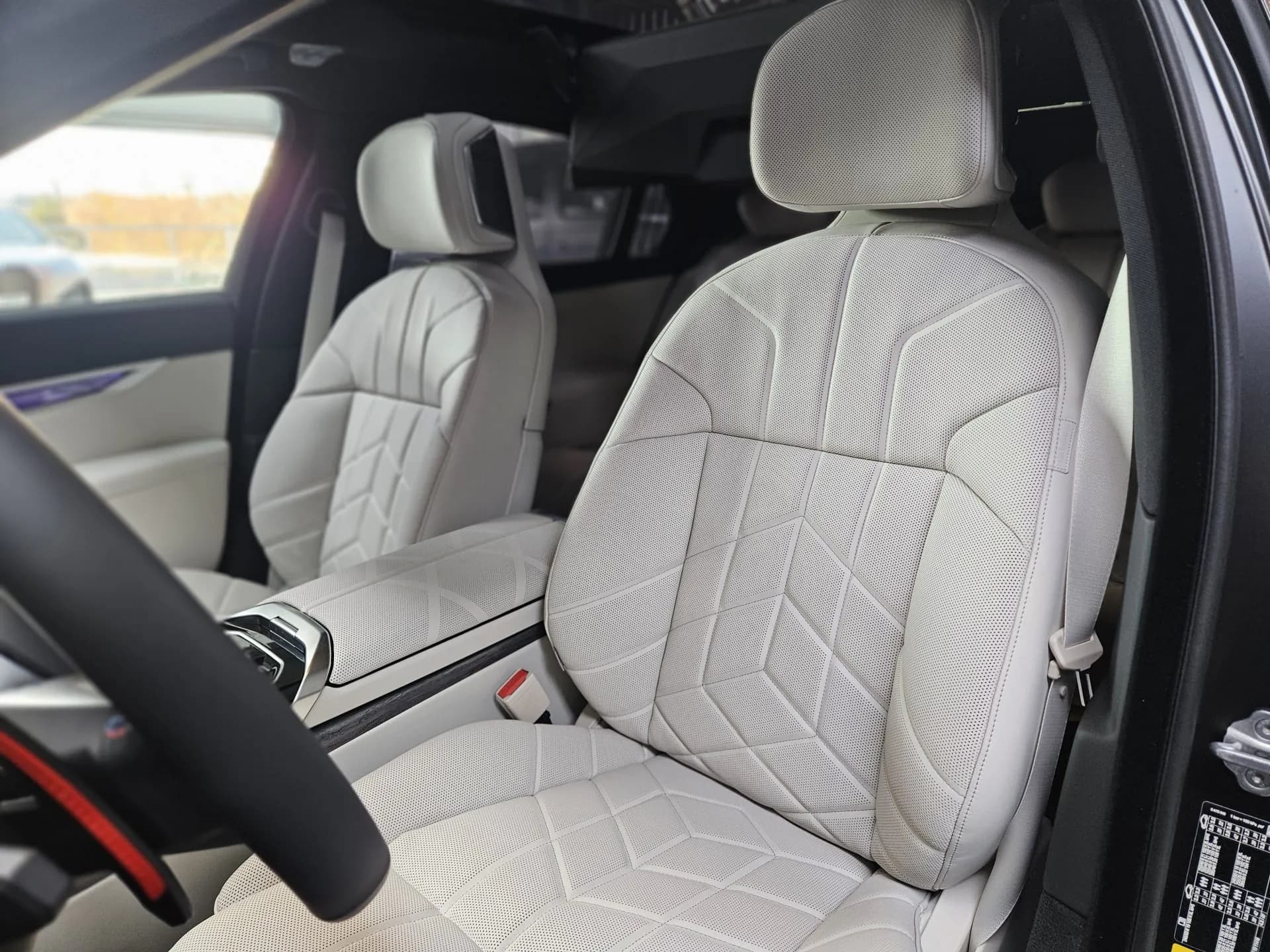 BMW M760e — imaginea 14