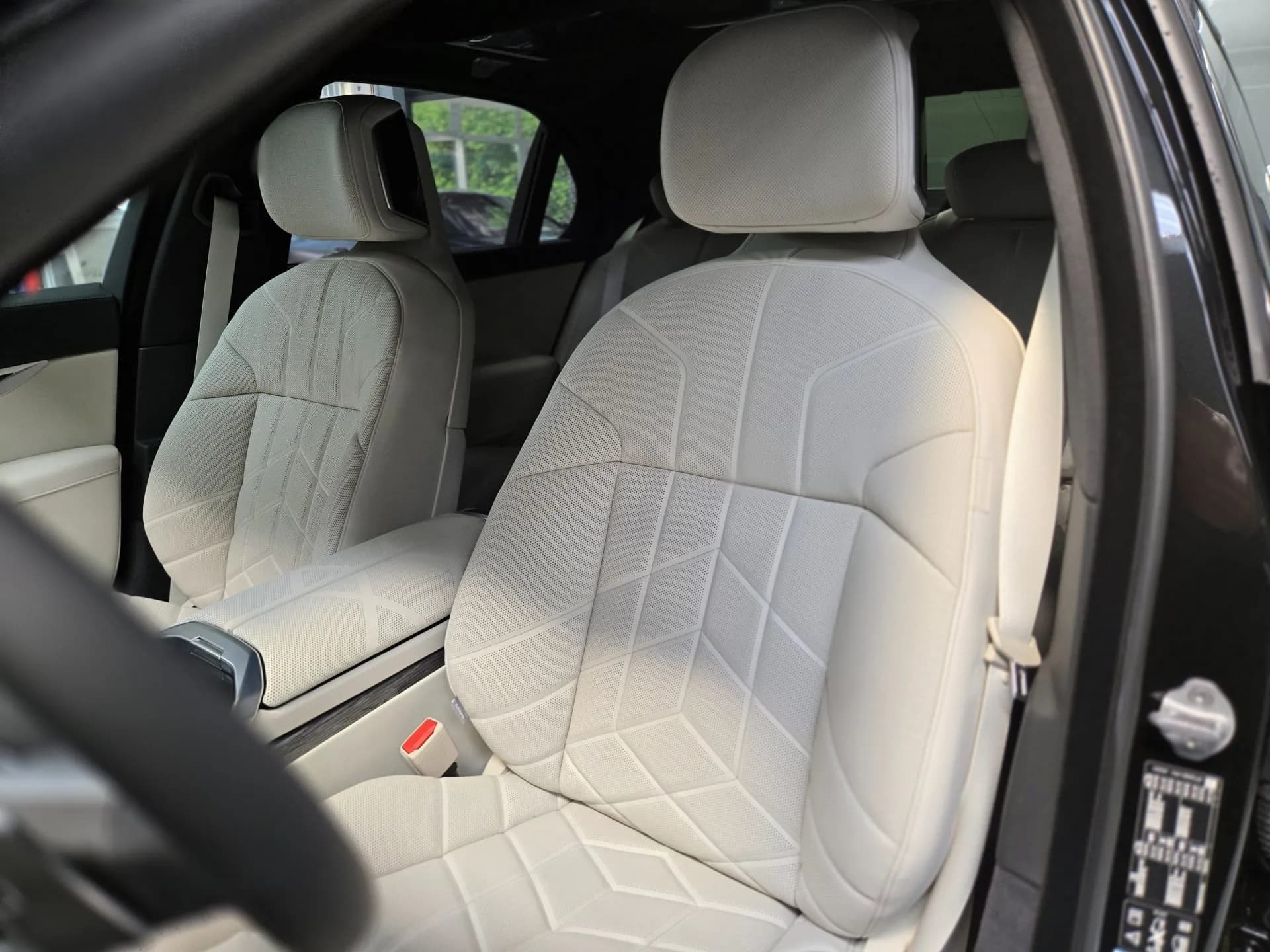 BMW Seria 7 740d xDrive — imaginea 17