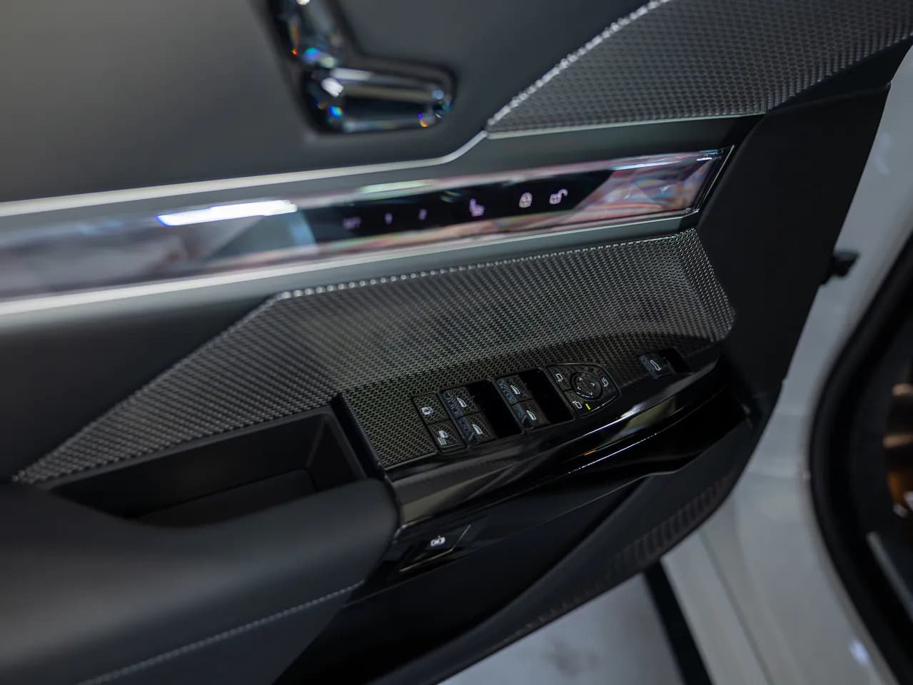 BMW 740d xDrive M-Sport — imaginea 19