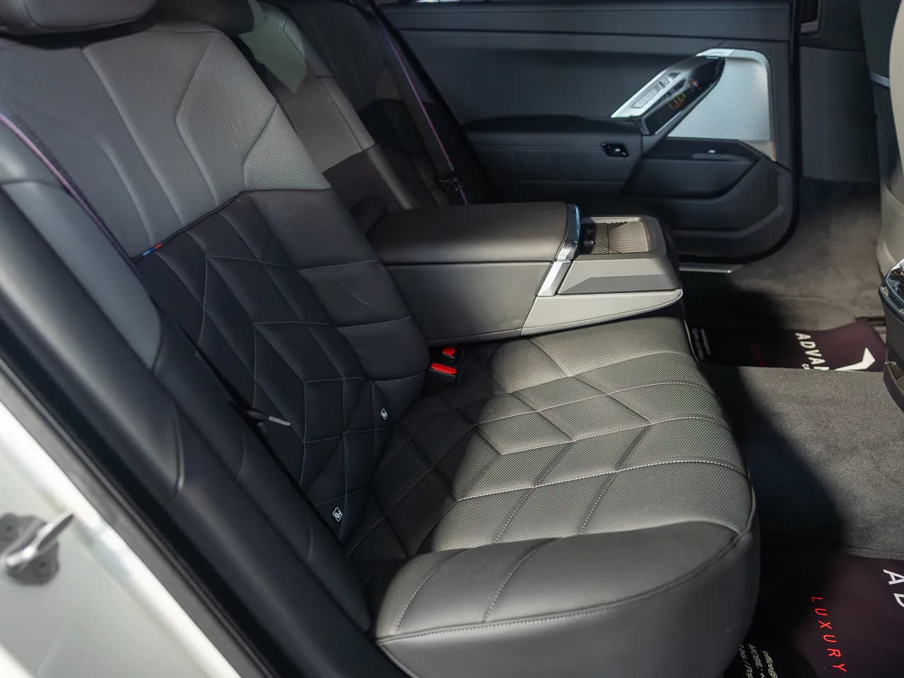 BMW 740d xDrive M-Sport — imaginea 16