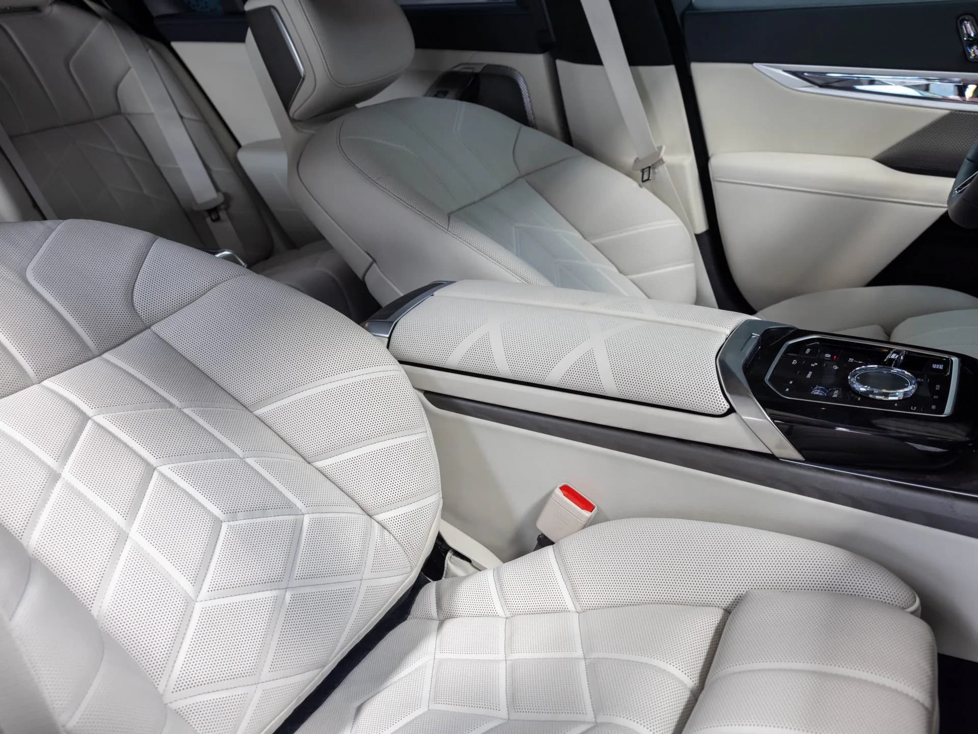 BMW  740 Long/M-Sport Pro — imaginea 30